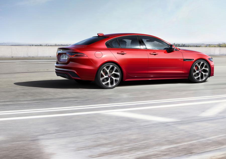  Jaguar XE P300 R-Dynamic 2019 года  (WW) (фото 4 из 51)